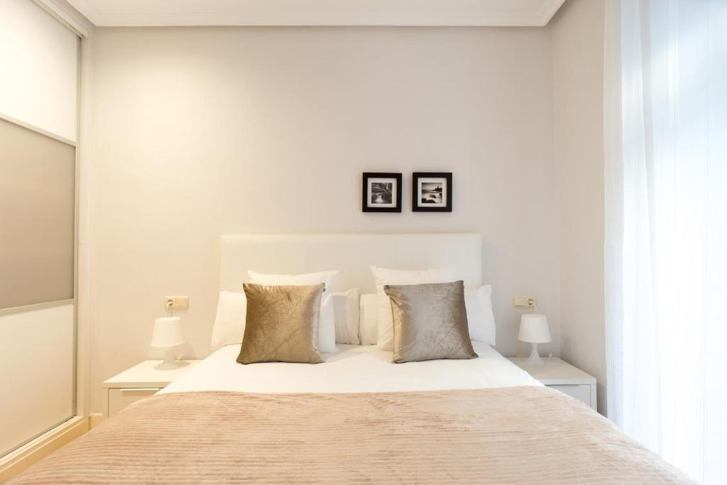 A bed or beds in a room at Sausalito - Iberorent Apartments