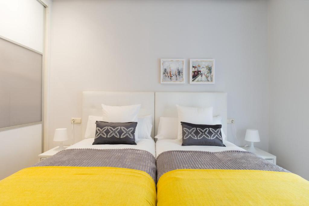 A bed or beds in a room at Sausalito - Iberorent Apartments
