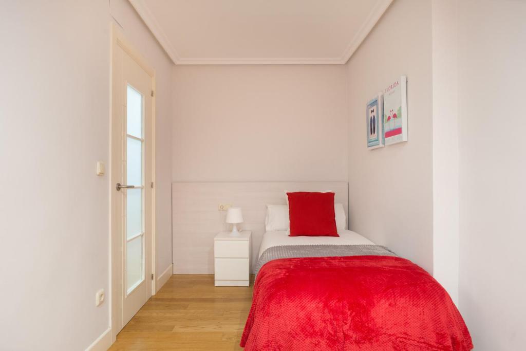 A bed or beds in a room at Sausalito - Iberorent Apartments