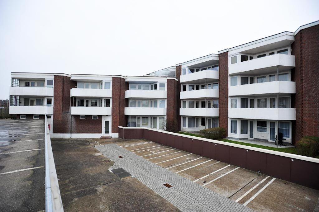 an empty parking lot in front of an apartment building at Nordmarkhof in Westerland (Sylt)