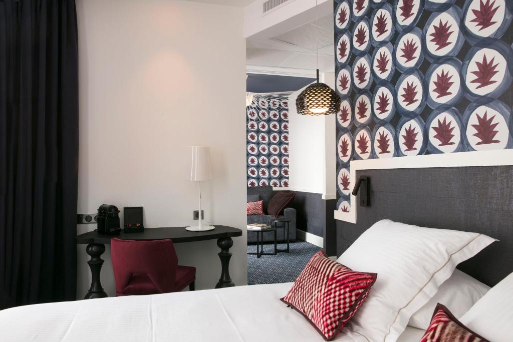 Postel nebo postele na pokoji v ubytování Continental Hotel