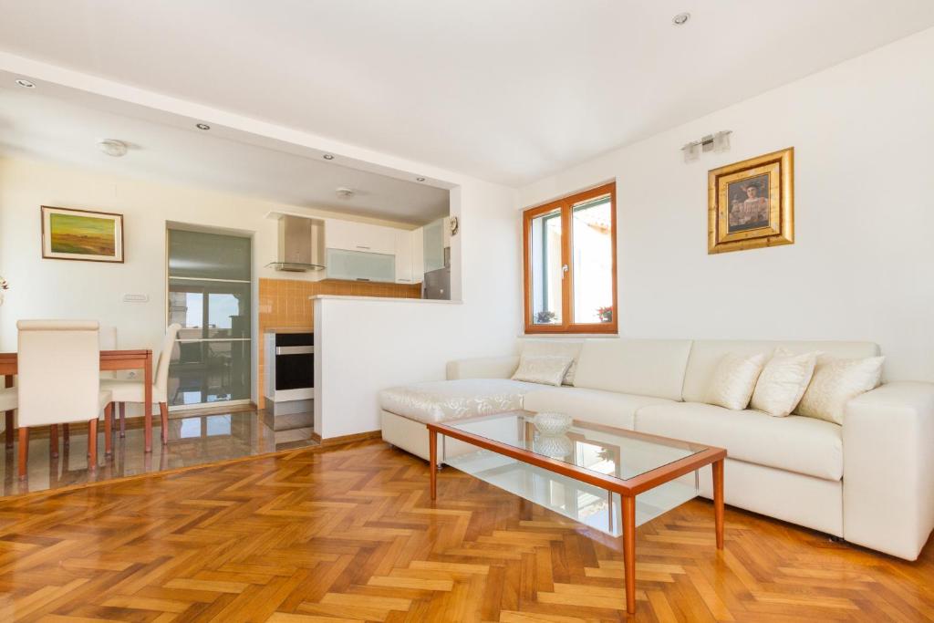 Kuchyňa alebo kuchynka v ubytovaní Penthouse Matkovic
