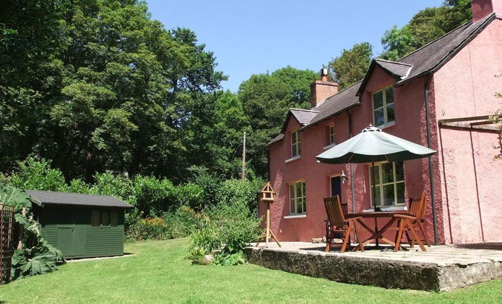 ペンブロークにあるWood Cottage, Stackpole Estate - NTの赤い家