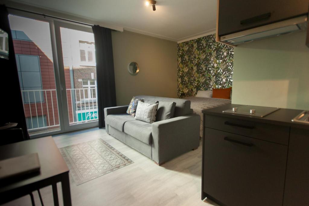 sala de estar con sofá y cama en Smartflats - Leuven, en Lovaina