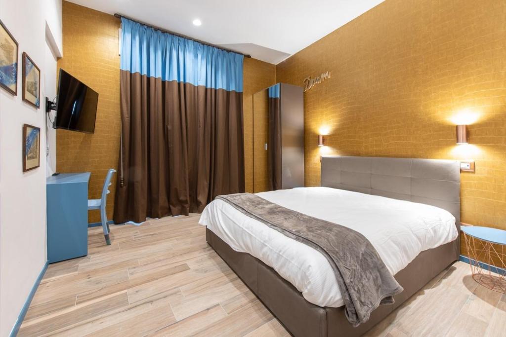 Posteľ alebo postele v izbe v ubytovaní Rainbow Suite