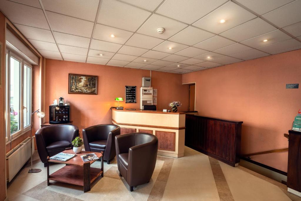 une salle d'attente avec des chaises et un bar dans l'établissement Hôtel Neptune Place d'Italie, à Paris