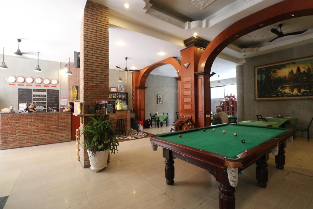 Biliár nebo kulečník v ubytování Best Central Point Hotel