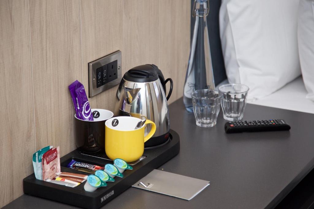 Příslušenství pro přípravu čaje a kávy v ubytování The Z Hotel Bath