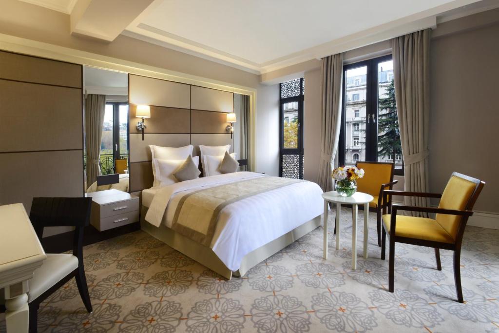Postel nebo postele na pokoji v ubytování Ambassadori Tbilisi Hotel