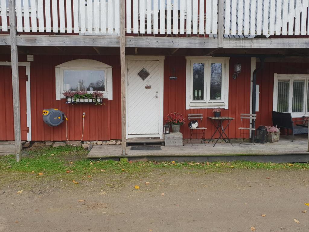 Budova, kde se chata nachází