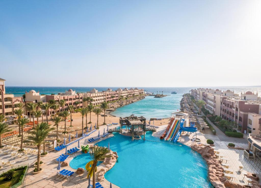 eine Luftansicht eines Resorts mit einem Wasserpark in der Unterkunft Sunny Days El Palacio Resort & Spa in Hurghada