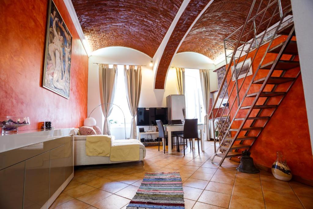 - un salon avec un escalier en colimaçon dans l'établissement OLD SQUARE APARTMENTS 3, à Timişoara