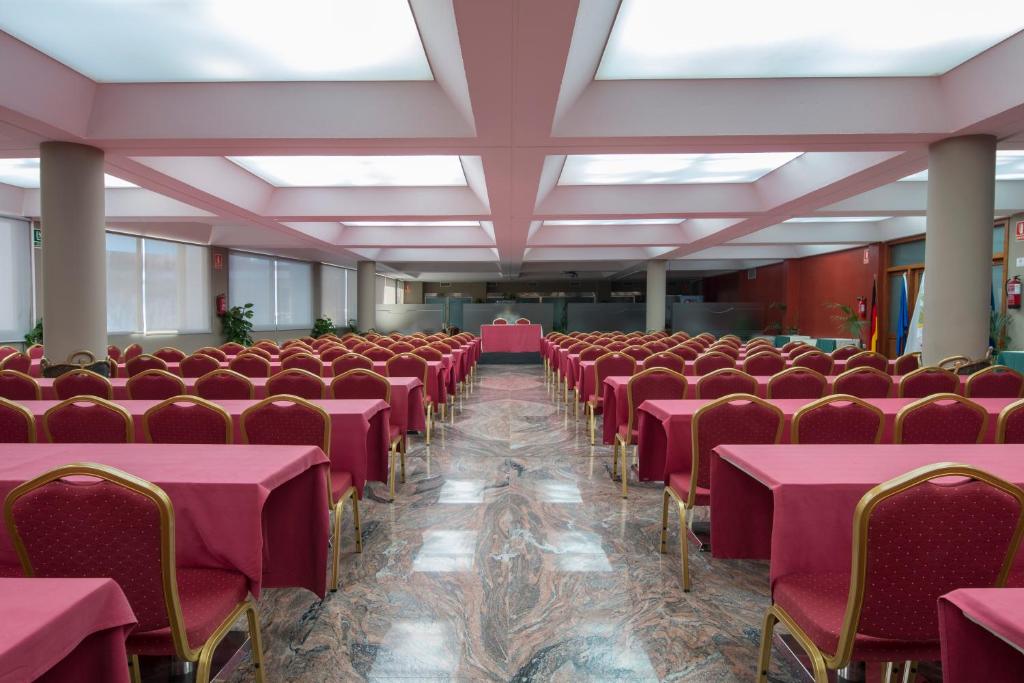 The business area and/or conference room at Hotel Indalo Park