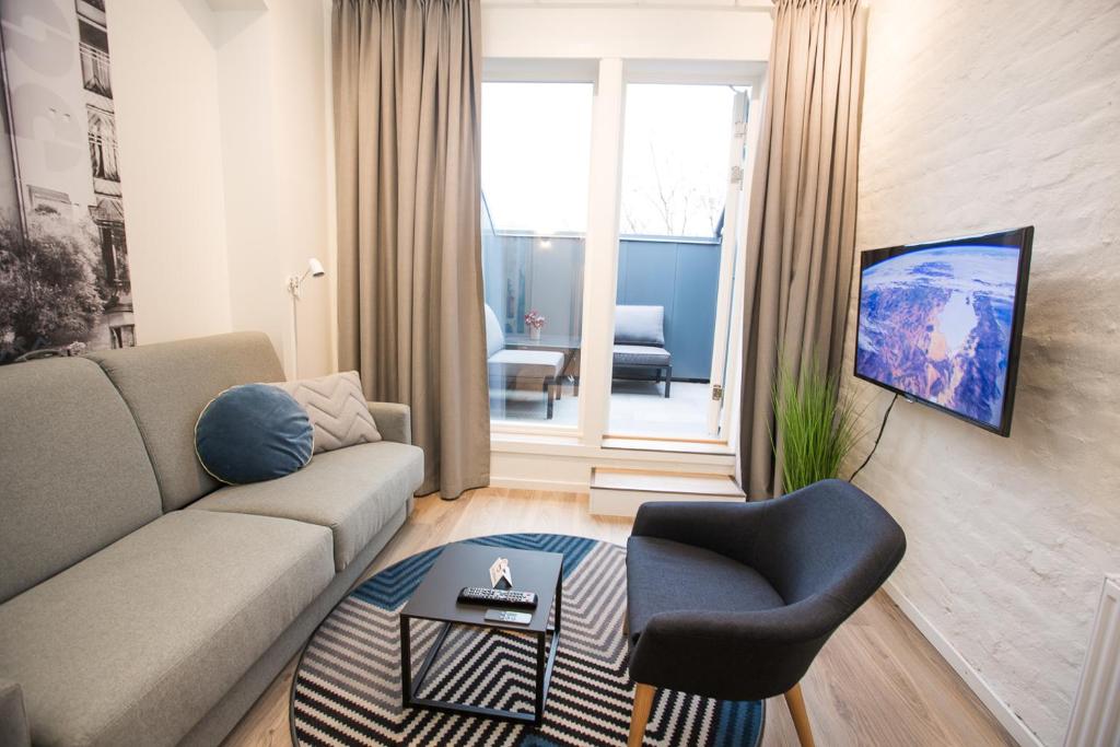 - un salon avec un canapé et une table dans l'établissement Maya Apartments - Thorvald Meyers gt. 38, à Oslo