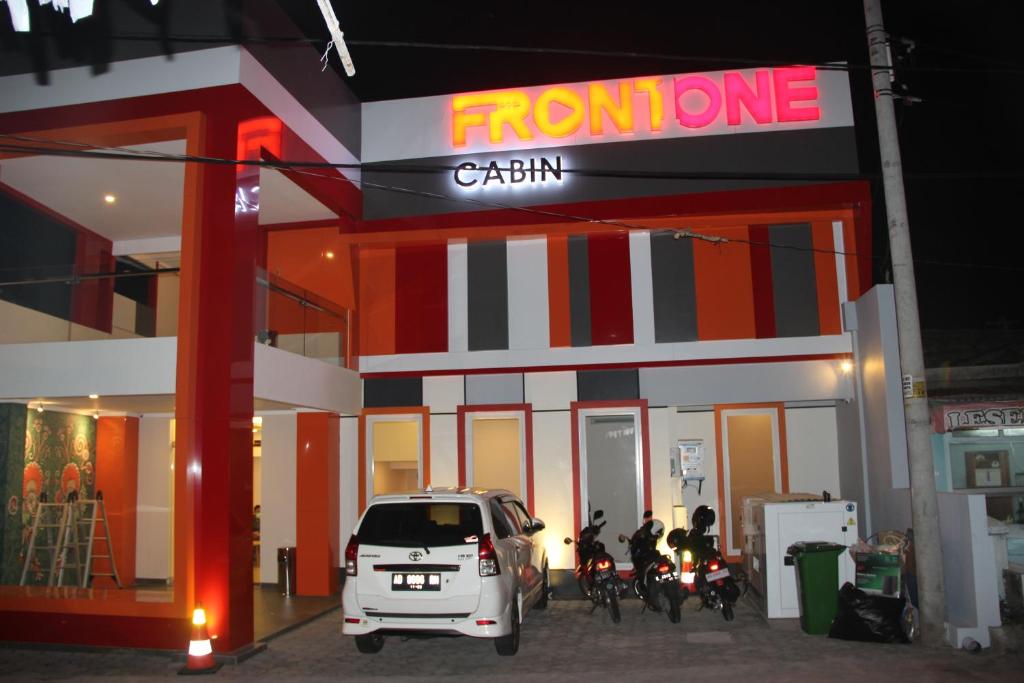 ジョグジャカルタにあるFront One Cabin Malioboro Jogjaの駅前駐車