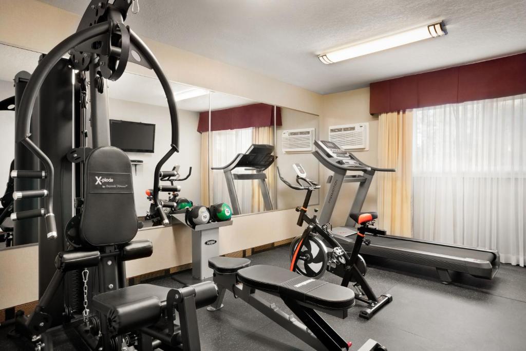 Fitness centrum a/nebo fitness zařízení v ubytování Days Inn by Wyndham Sylvan Lake