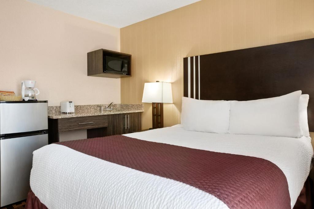 Postel nebo postele na pokoji v ubytování Days Inn by Wyndham Sylvan Lake