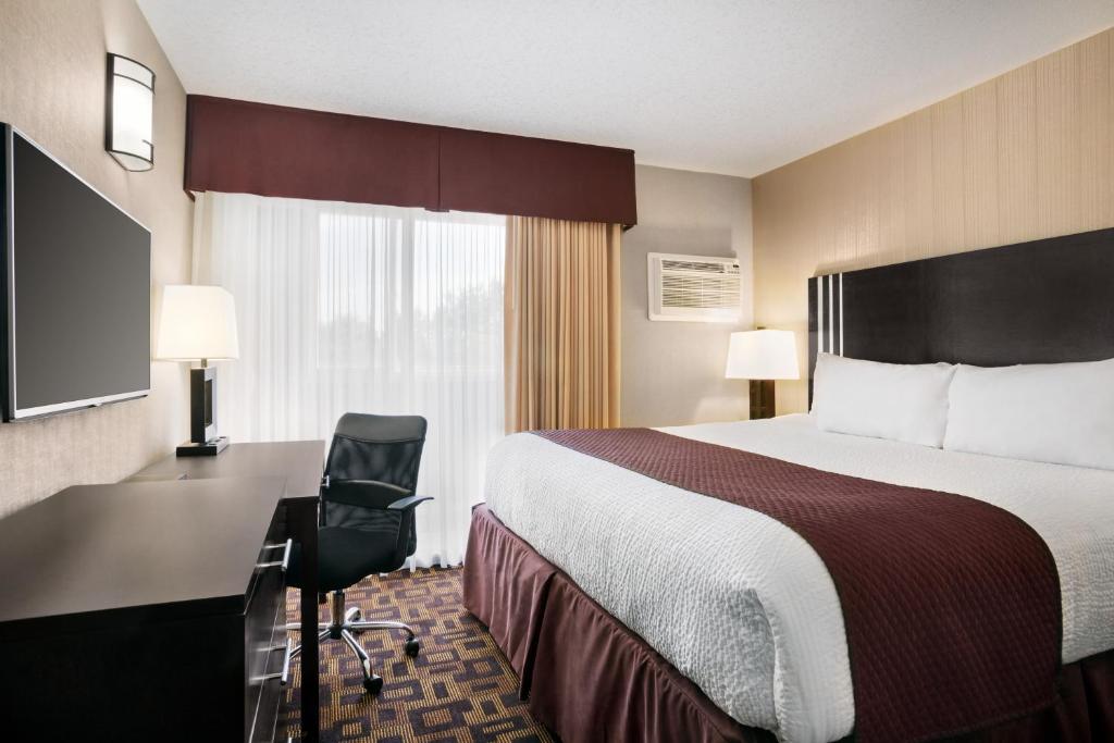 Postel nebo postele na pokoji v ubytování Days Inn by Wyndham Sylvan Lake