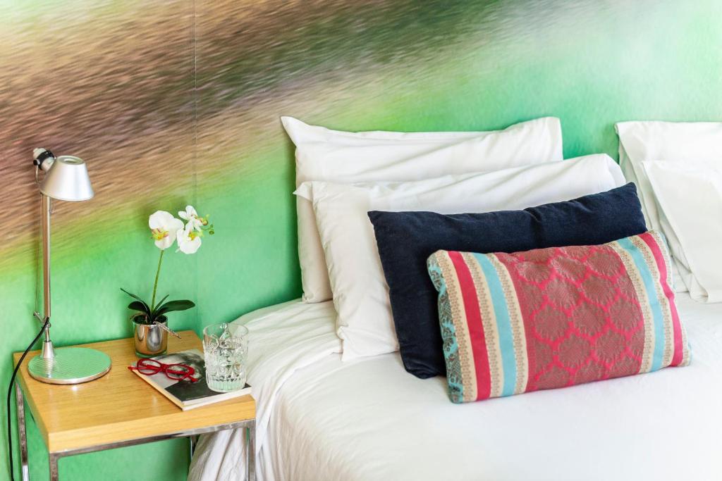 1 dormitorio con 1 cama con pared verde en Dream Studios BA en Buenos Aires