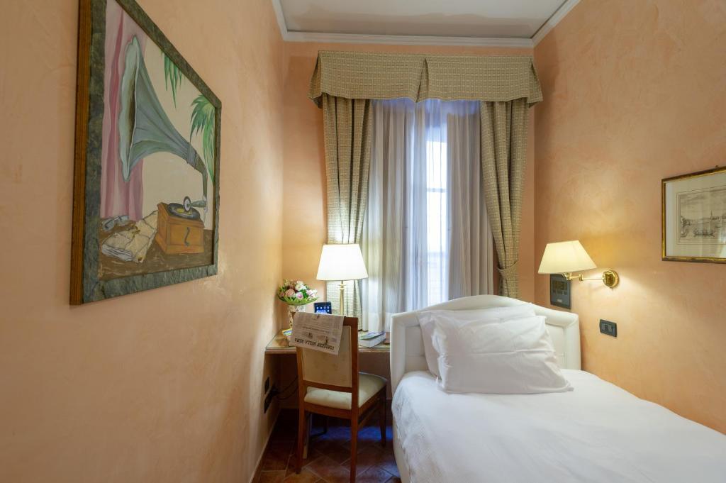 Postel nebo postele na pokoji v ubytování Hotel Davanzati