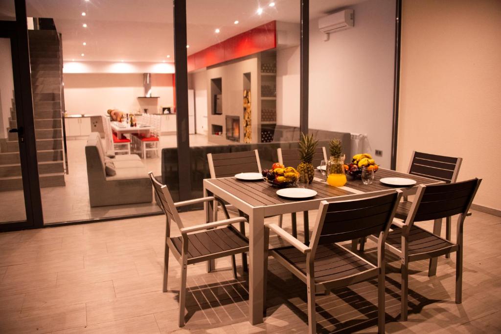 a dining room table and chairs in a kitchen at Casas Rurales Mirador Jorquera in Jorquera