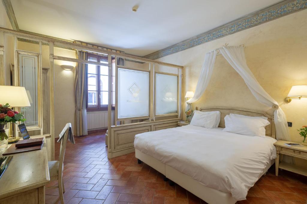 Postel nebo postele na pokoji v ubytování Hotel Davanzati
