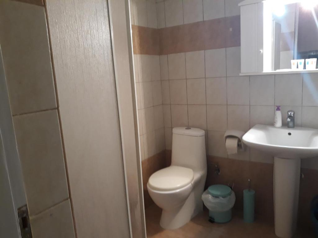 ein kleines Bad mit WC und Waschbecken in der Unterkunft Cozy apartment in the center of Aighion Achaia - ground floor - ισόγειο στουντιο in Egio