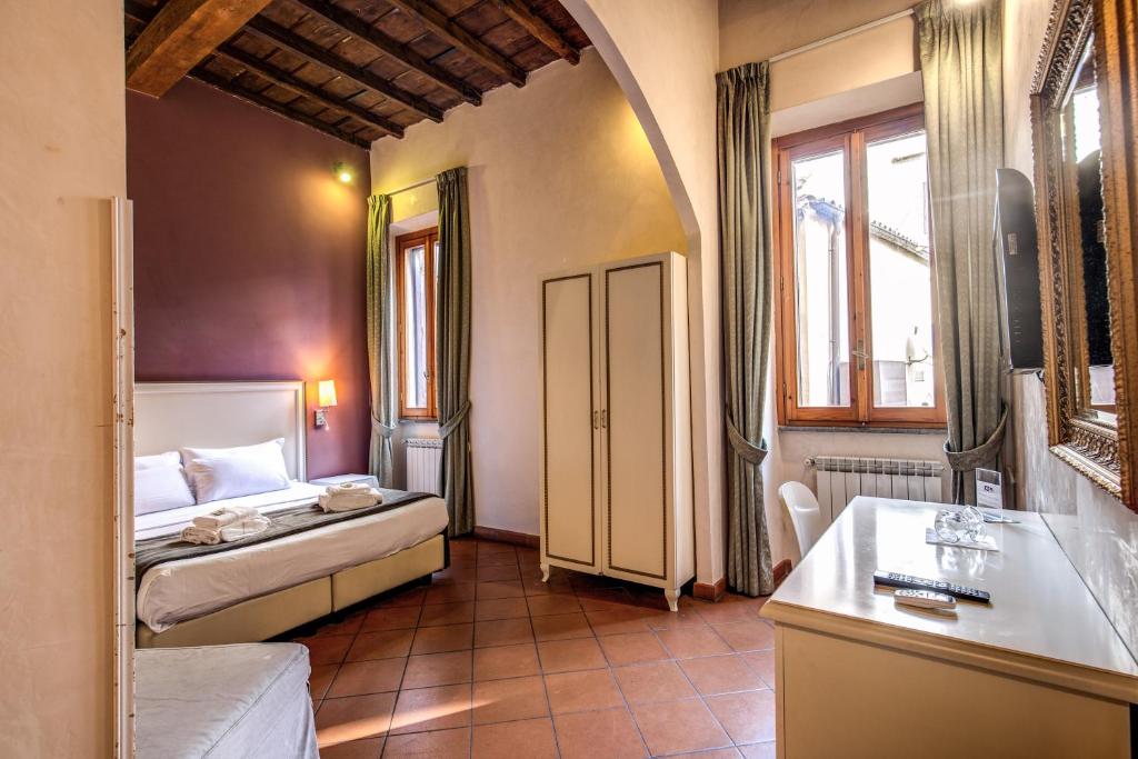ローマにあるMagenta Collection Ficoの小さなベッドルーム(ベッド1台、バスルーム付)