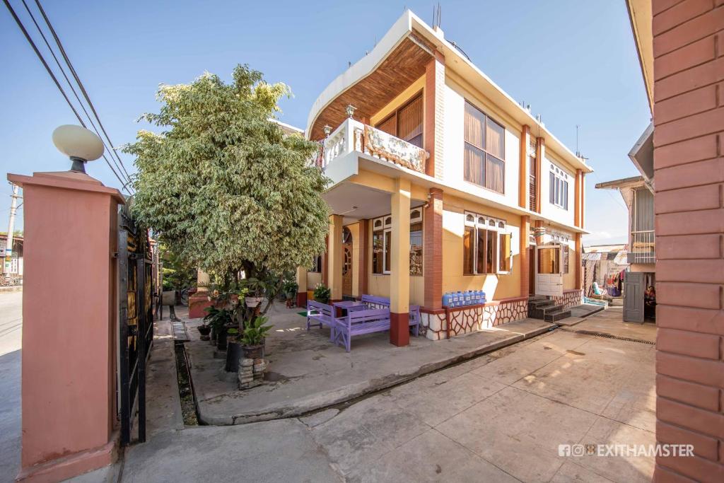 uma casa com um banco roxo numa rua em Gypsy Inn em Nyaung Shwe