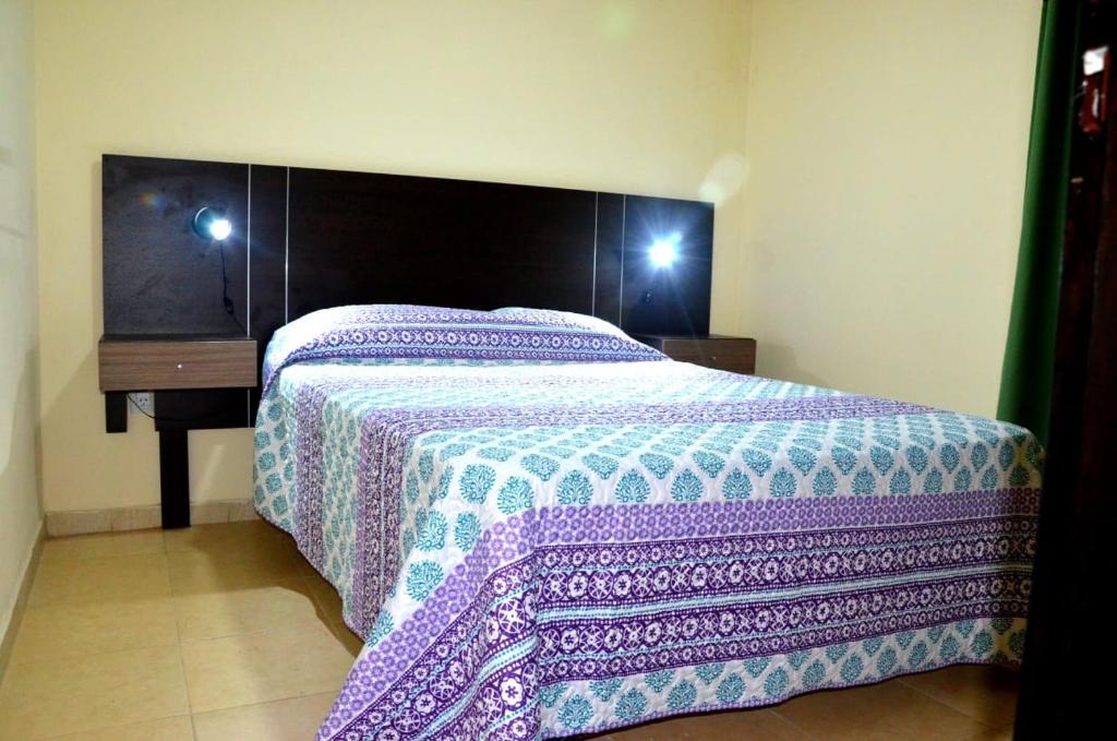 Una cama o camas en una habitación de Departamentos Victorino