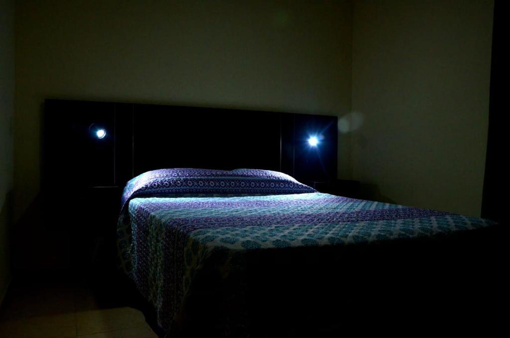 Una cama o camas en una habitación de Departamentos Victorino