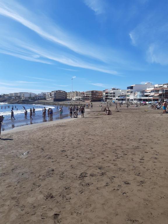 テルデにあるSalineta's homeの海岸を歩く人々