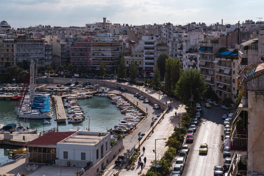 Nespecifikovaný výhled na destinaci Pireus nebo výhled na město při pohledu z apartmánu