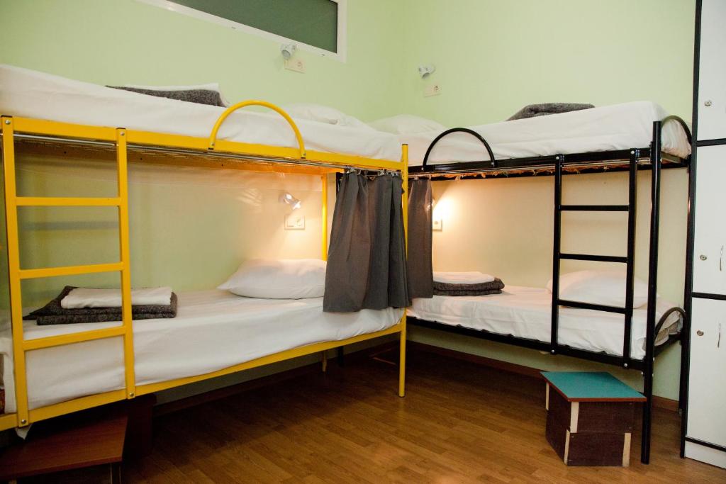 Capsularhouse Hostel tesisinde bir ranza yatağı veya ranza yatakları