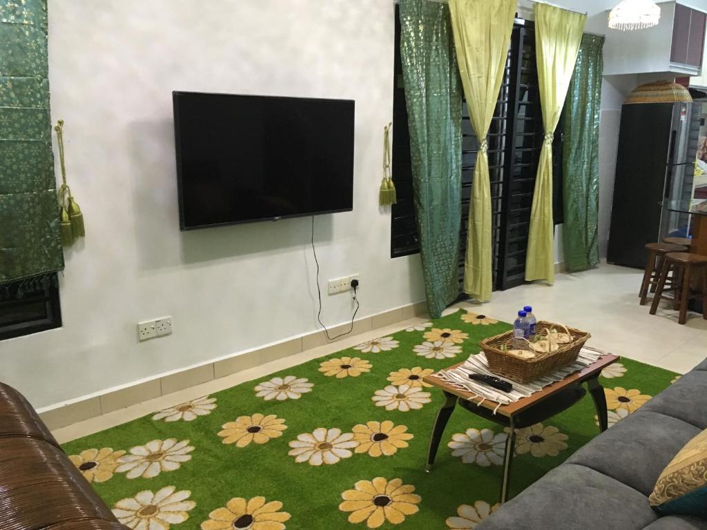 TV a/nebo společenská místnost v ubytování Permata Impian