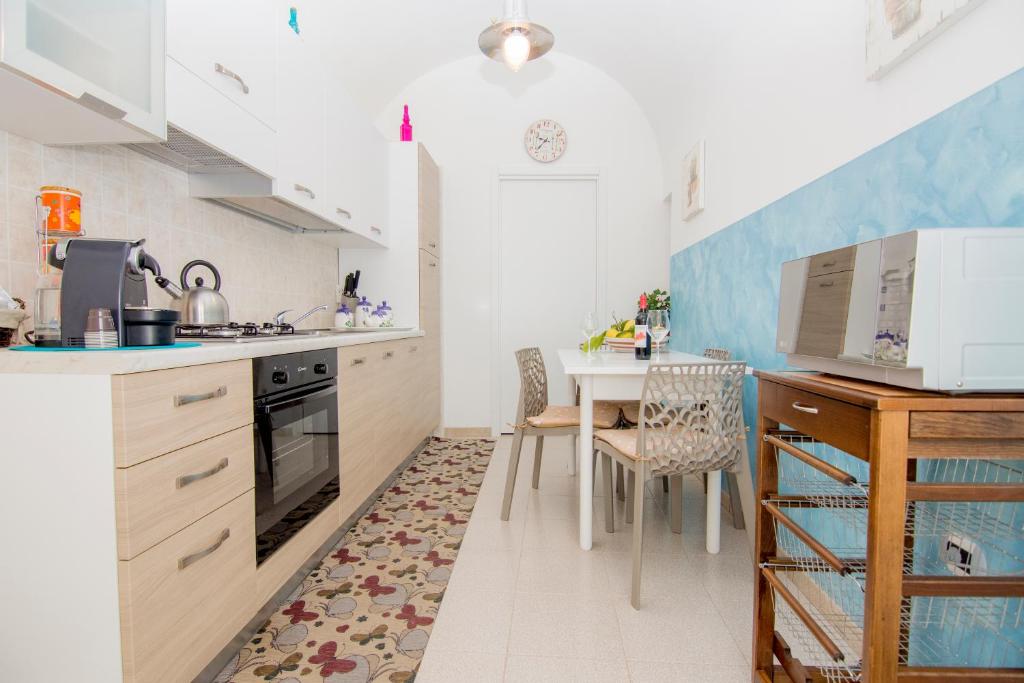 A kitchen or kitchenette at Casa Ester
