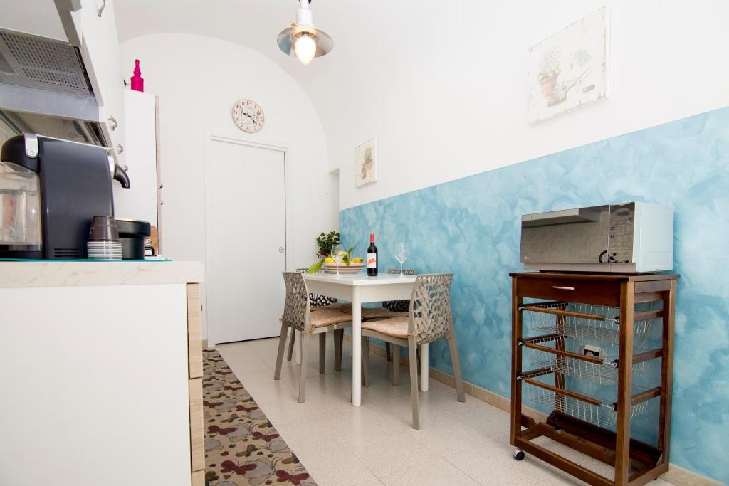 A kitchen or kitchenette at Casa Ester
