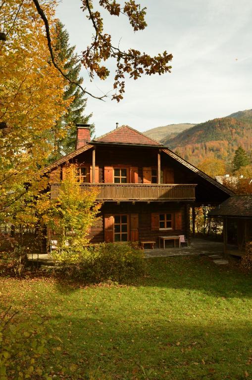 una gran casa de madera en medio de un campo en Ferienhaus Wagner, en Bad Ischl