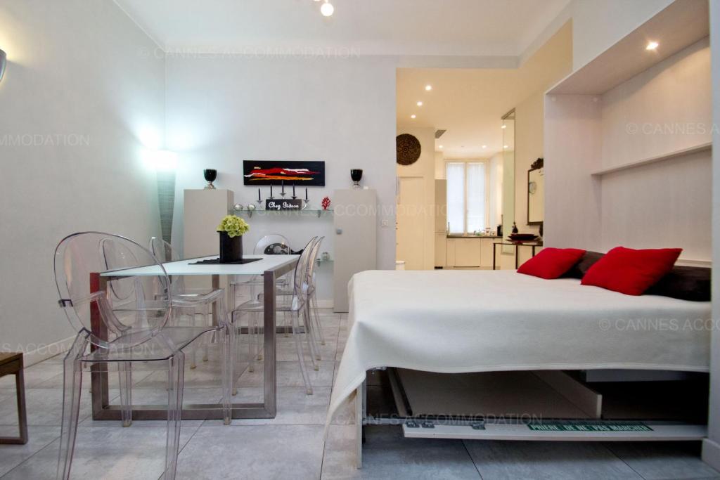 - une chambre et une salle à manger avec un lit et une table dans l'établissement Colombe, à Cannes