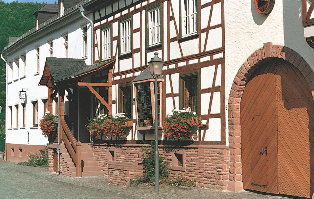 um edifício com caixas de flores na parte da frente em Gasthof Kern em Idstein