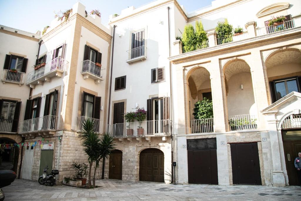 een rij gebouwen met planten op hun balkons bij Ta Maison Bari in Bari