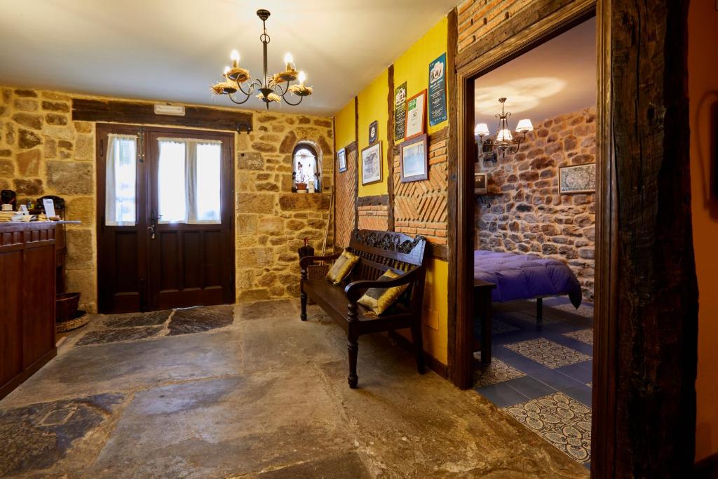 pasillo con habitación con cama y puerta en Posada Rural Ochohermanas, en Las Fraguas