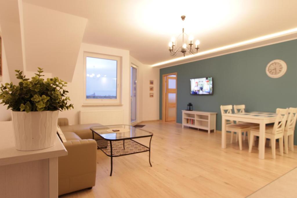 ダルウフコにあるBaltic Korona Apartamenty C25のリビングルーム(ソファ、テーブル付)