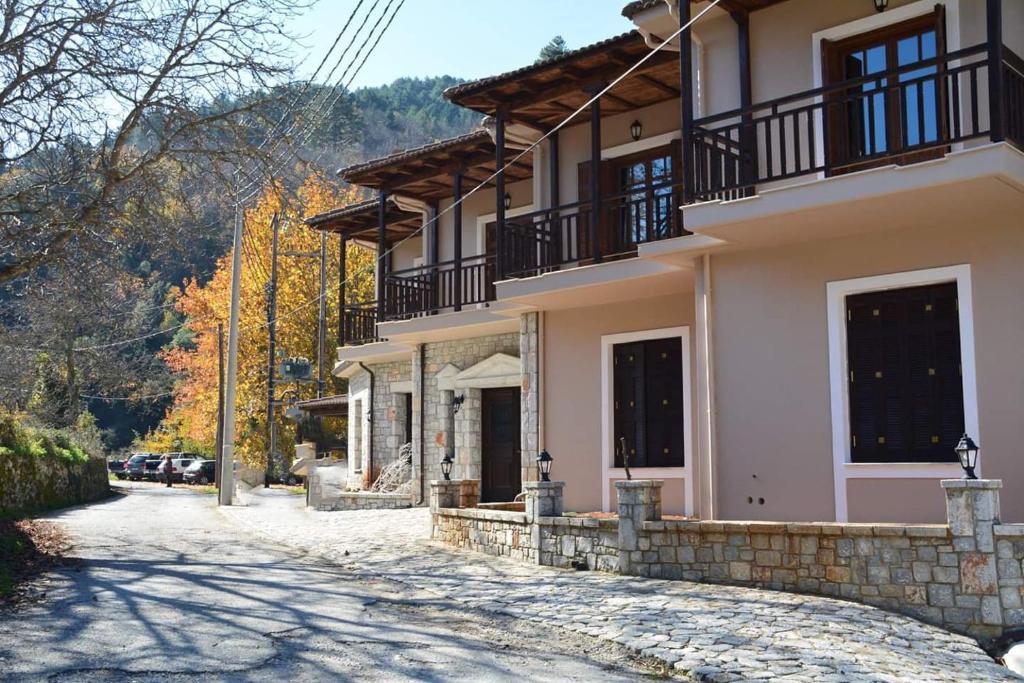 ein Haus mit einer steinernen Einfahrt davor in der Unterkunft ZAROUCHLA INN in Zaroúkhla