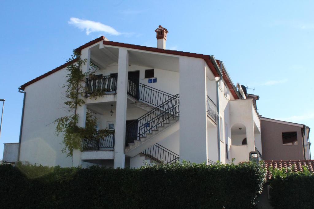 Biały budynek ze schodami na boku w obiekcie Mate & Mira w Rovinj