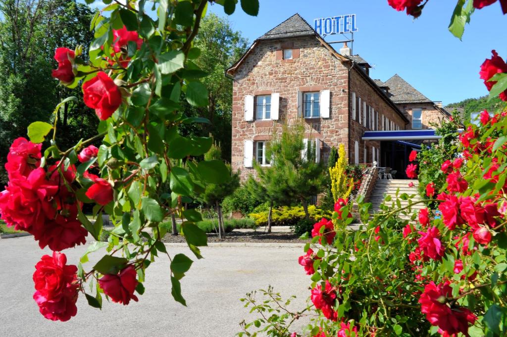 Zahrada ubytování Logis Hôtel Restaurant Les 2 Rives - A75, en bordure de rivière