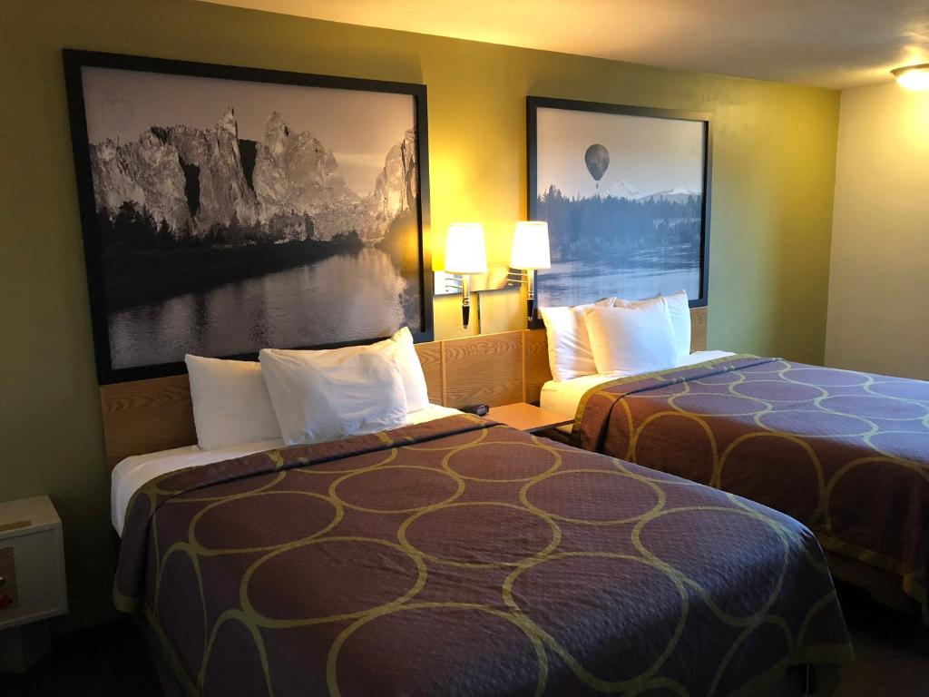 Super 8 by Wyndham Redmond - Queen Room With Two Queen Beds - Non-Smoking