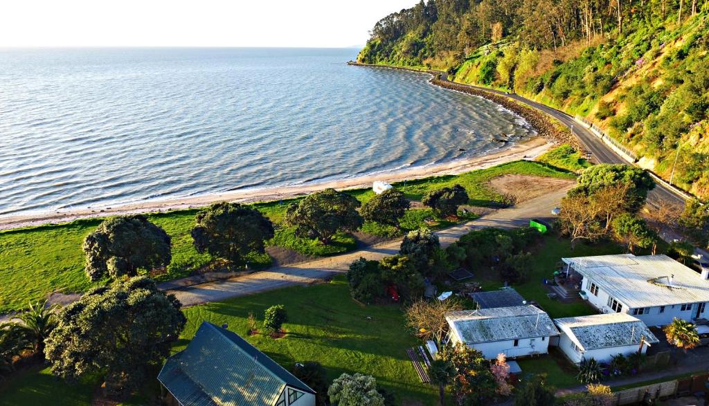 an aerial view of a house next to a beach at Sunset Motel in Thames