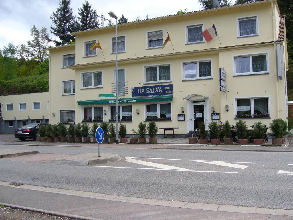 un bâtiment à l'angle d'une rue en face d'un bâtiment dans l'établissement Hotel Am Wildpark, à Saint-Ingbert