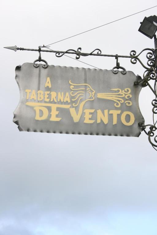 a sign for a tahoma de verona at A taberna de vento in Lalín